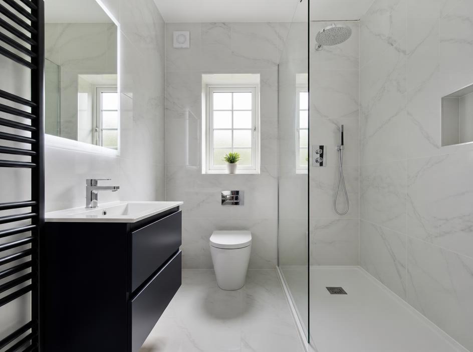 Baño renovado con instalación de fontanería completa en Marbella